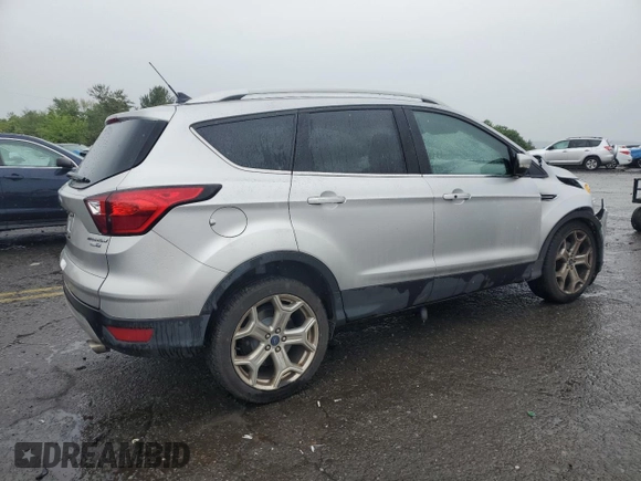 2019 Ford Escape Titanium z VIN 1FMCU9J99KUB44026, wystawiony jako Copart lot #58495855 z przebiegiem 106 361 mil mil oraz Szkoda całkowita • Salvage title. Historia ofert i sprzedaży dostępna na DreamBid. Obrazek 3.