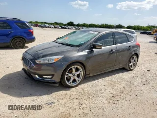 2015 Ford Focus Titanium z VIN 1FADP3N24FL323442, wystawiony jako Copart lot #64198525 z przebiegiem Nie podano mil oraz Szkoda całkowita • Salvage title. Historia ofert i sprzedaży dostępna na DreamBid. Obrazek 1.