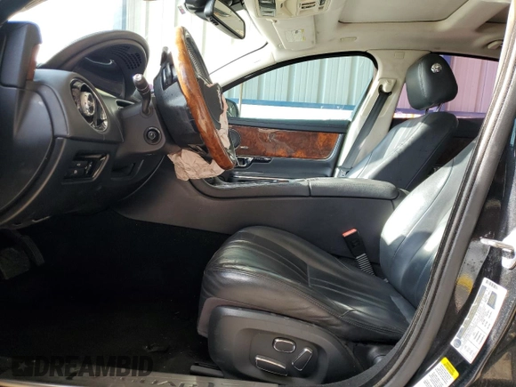 2014 Jaguar XJ with VIN SAJWA1CZ2E8V69885, listed as a Copart auction lot 53163105 with 117,793 mi miles and Clean Title. Bid and sale history available at DreamBid. Image 7.