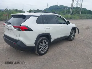 2022 Toyota RAV4 XLE Premium z VIN 2T3A1RFV4NW287421, wystawiony jako IAAI lot #42602371 z przebiegiem 59 294 mil mil oraz . Historia ofert i sprzedaży dostępna na DreamBid. Obrazek 4.