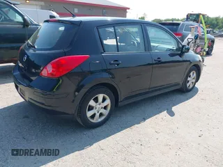 2008 Nissan Versa S z VIN 3N1BC13E08L354454, wystawiony jako IAAI lot #42441312 z przebiegiem 126 988 mil mil oraz . Historia ofert i sprzedaży dostępna na DreamBid. Obrazek 4.