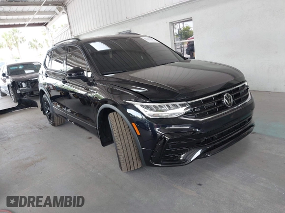 2024 Volkswagen Tiguan SE R-Line Black z VIN 3VVCB7AX4RM106944, wystawiony jako IAAI lot #42121362 z przebiegiem 11 777 mil mil oraz . Historia ofert i sprzedaży dostępna na DreamBid. Obrazek 14.