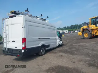 2024 Ford Transit Cargo z VIN 1FTBW3X80RKA42450, wystawiony jako IAAI lot #42317872 z przebiegiem 12 464 mil mil oraz . Historia ofert i sprzedaży dostępna na DreamBid. Obrazek 4.