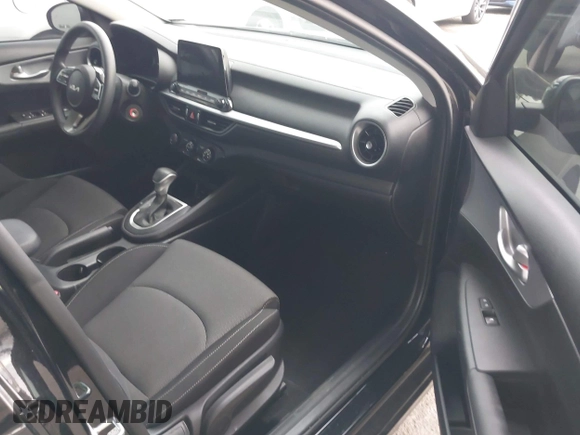 2023 Kia Forte LXS z VIN 3KPF24AD5PE646813, wystawiony jako IAAI lot #41494292 z przebiegiem 29 003 mil mil oraz . Historia ofert i sprzedaży dostępna na DreamBid. Obrazek 5.