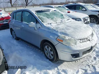 2007 Nissan Versa SL z VIN 3N1BC13E27L448334, wystawiony jako IAAI lot #41228349 z przebiegiem 177 060 mil mil oraz . Historia ofert i sprzedaży dostępna na DreamBid. Obrazek 1.