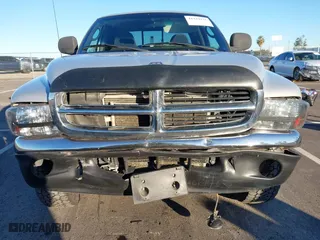 2000 Dodge Dakota Sport with VIN 1B7GG22N6YS690223, listed as a IAAI auction lot 41244256 with 147,443 mi miles. Bid and sale history available at carsss.com. Image 6.