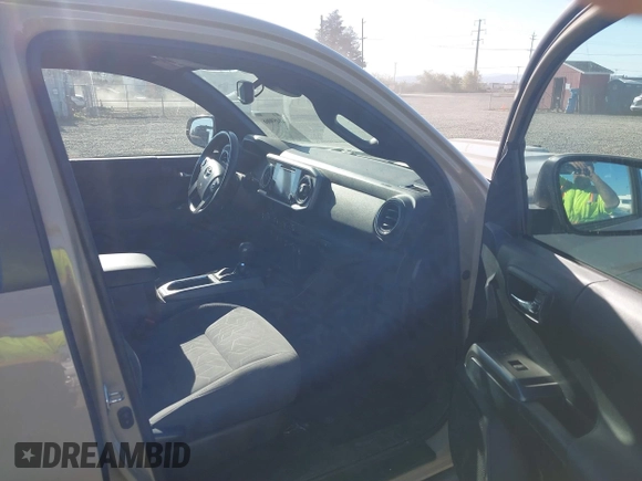 2018 Toyota Tacoma SR z VIN 3TMCZ5AN7JM125425, wystawiony jako IAAI lot #40459066 z przebiegiem 85 182 mil mil oraz . Historia ofert i sprzedaży dostępna na DreamBid. Obrazek 5.