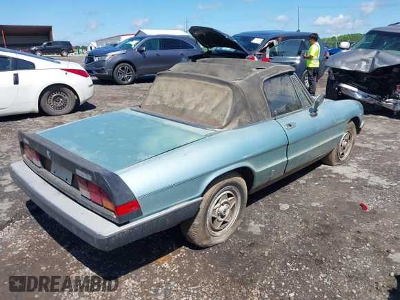 1983 Alfa Romeo Spider Veloce z VIN ZARBA5411D1016042, wystawiony jako IAAI lot #42214912 z przebiegiem 51 581 mil mil oraz . Historia ofert i sprzedaży dostępna na DreamBid. Obrazek 4.