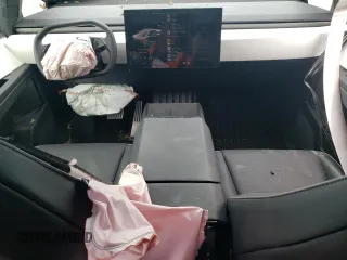 2024 Tesla Cybertruck z VIN 7G2CEHED6RA008072, wystawiony jako Copart lot #70886484 z przebiegiem 11 268 mil mil oraz Szkody całkowita. Historia ofert i sprzedaży dostępna na DreamBid. Obrazek 8.