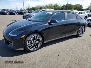 2023 Hyundai Ioniq 6 Preferred z VIN KMHM34AC0PA045805, wystawiony jako Copart lot #68452704 z przebiegiem 1 230 mil mil oraz Czysty tytuł • Clean title. Historia ofert i sprzedaży dostępna na DreamBid. Obrazek 1.