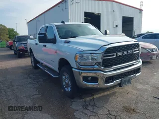 2024 Ram 2500 Big Horn z VIN 3C6UR5DLXRG296296, wystawiony jako IAAI lot #42460247 z przebiegiem 56 093 mil mil oraz . Historia ofert i sprzedaży dostępna na DreamBid. Obrazek 1.