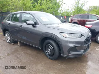 2025 Honda HR-V LX z VIN 3CZRZ2H31SM742182, wystawiony jako IAAI lot #42153191 z przebiegiem 3 506 mil mil oraz . Historia ofert i sprzedaży dostępna na DreamBid. Obrazek 1.