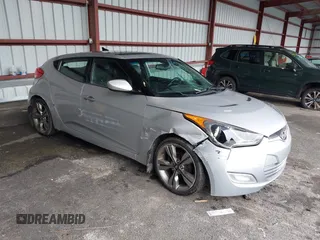 2013 Hyundai Veloster w/Gray Int z VIN KMHTC6AD0DU095730, wystawiony jako IAAI lot #42423809 z przebiegiem 168 576 mil mil oraz . Historia ofert i sprzedaży dostępna na DreamBid. Obrazek 1.
