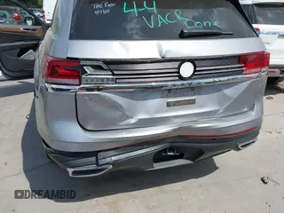2024 Volkswagen Atlas SE z VIN 1V2WR2CA3RC567572, wystawiony jako IAAI lot #42042562 z przebiegiem 28 684 mil mil oraz . Historia ofert i sprzedaży dostępna na DreamBid. Obrazek 6.