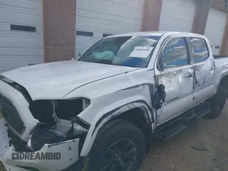 2023 Toyota Tacoma SR5 z VIN 3TYAZ5CN6PT039427, wystawiony jako IAAI lot #40866490 z przebiegiem 18 481 mil mil oraz . Historia ofert i sprzedaży dostępna na DreamBid. Obrazek 2.