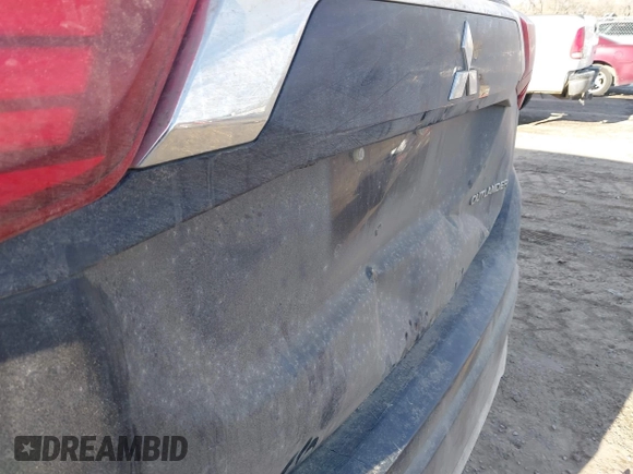 2018 Mitsubishi Outlander ES z VIN JA4AZ3A35JZ058407, wystawiony jako IAAI lot #41428922 z przebiegiem 141 701 mil mil oraz . Historia ofert i sprzedaży dostępna na DreamBid. Obrazek 21.