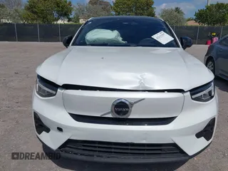 2024 Volvo C40 Plus z VIN YV4ER3GL0R2104189, wystawiony jako IAAI lot #42113357 z przebiegiem 8 686 mil mil oraz . Historia ofert i sprzedaży dostępna na DreamBid. Obrazek 6.