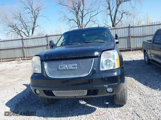 2008 GMC Yukon Denali with VIN 1GKFK63888J136525, listed as a IAAI auction lot 41975399 with 210,624 mi miles. Bid and sale history available at carsss.com. Image 12.