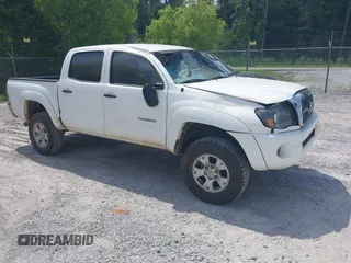 2011 Toyota Tacoma PreRunner z VIN 5TFJU4GN1BX009785, wystawiony jako IAAI lot #42259536 z przebiegiem 207 688 mil mil oraz . Historia ofert i sprzedaży dostępna na DreamBid. Obrazek 1.