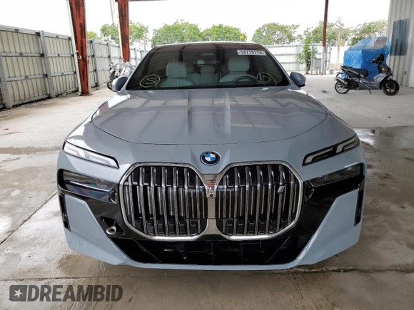 2023 BMW i7 xDrive60 z VIN WBY53EJ04PCM31425, wystawiony jako Copart lot #59719113 z przebiegiem 5414 mil mil oraz . Historia ofert i sprzedaży dostępna na DreamBid. Obrazek 5.