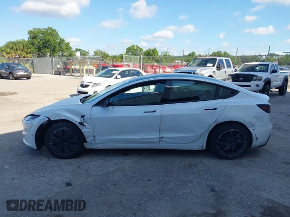 2025 Tesla Model 3 Long Range с VIN 5YJ3E1EA2SF988439, выставлен на аукционе IAAI как лот 42258606 с пробегом 3 566 миль миль и . История ставок и продаж доступна на DreamBid. Изображение 13.