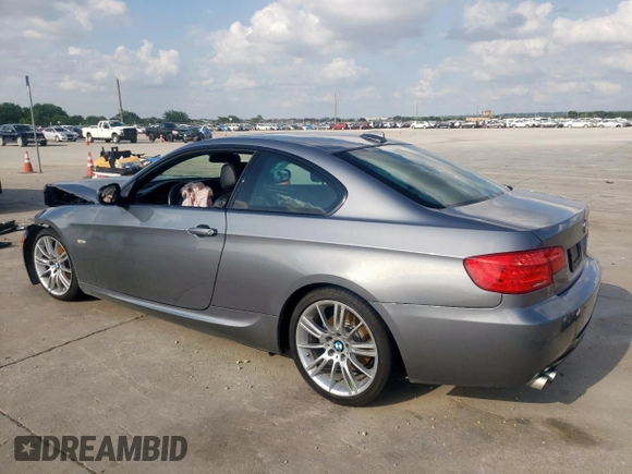 2011 BMW 3 Series 328i с VIN WBAKE5C50BE573630, выставлен на аукционе Copart как лот 59906525 с пробегом 54 717 миль миль и Списание • Salvage title. История ставок и продаж доступна на DreamBid. Изображение 2.