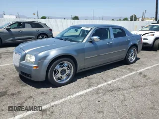 2006 Chrysler 300 Touring z VIN 2C3KA53G26H146727, wystawiony jako Copart lot #61456505 z przebiegiem 240 925 mil mil oraz Czysty tytuł • Clean title. Historia ofert i sprzedaży dostępna na DreamBid. Obrazek 1.