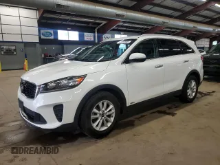 2019 Kia Sorento LX z VIN 5XYPGDA59KG456393, wystawiony jako Copart lot #61352805 z przebiegiem 102 479 mil mil oraz Czysty tytuł • Clean title. Historia ofert i sprzedaży dostępna na DreamBid. Obrazek 1.