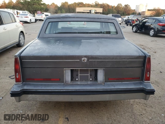 1985 Cadillac Fleetwood z VIN 1G6CB6984F4325337, wystawiony jako Copart lot #82255894 z przebiegiem 46 192 mil mil oraz Czysty tytuł • Clean title. Historia ofert i sprzedaży dostępna na DreamBid. Obrazek 6.