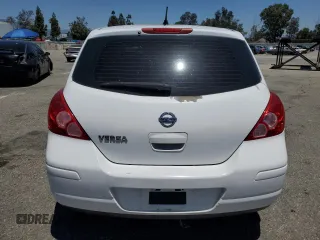 2011 Nissan Versa S z VIN 3N1BC1CP3BL466156, wystawiony jako Copart lot #57645515 z przebiegiem 216 767 mil mil oraz Szkody całkowita. Historia ofert i sprzedaży dostępna na DreamBid. Obrazek 6.