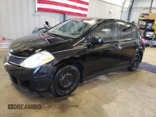 2008 Nissan Versa S z VIN 3N1BC13E48L363352, wystawiony jako Copart lot #50591665 z przebiegiem 204 311 mil mil oraz Szkoda całkowita • Salvage title. Historia ofert i sprzedaży dostępna na DreamBid. Obrazek 1.