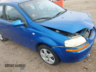 2007 Chevrolet Aveo LS z VIN KL1TD66647B748899, wystawiony jako IAAI lot #41126412 z przebiegiem 124 187 mil mil oraz . Historia ofert i sprzedaży dostępna na DreamBid. Obrazek 1.