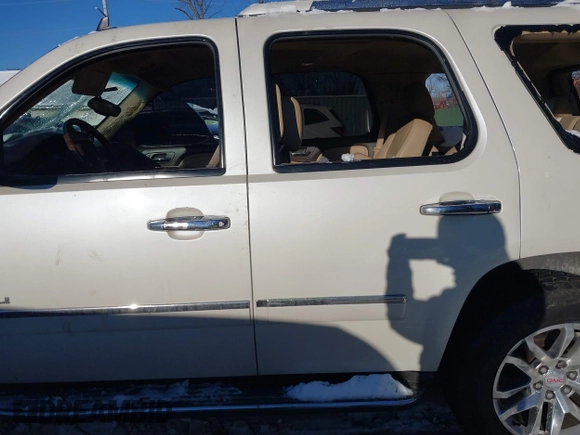2014 GMC Yukon Denali with VIN 1GKS2EEF3ER181504, listed as a IAAI auction lot 41267224 with 165,478 mi miles. Bid and sale history available at carsss.com. Image 13.