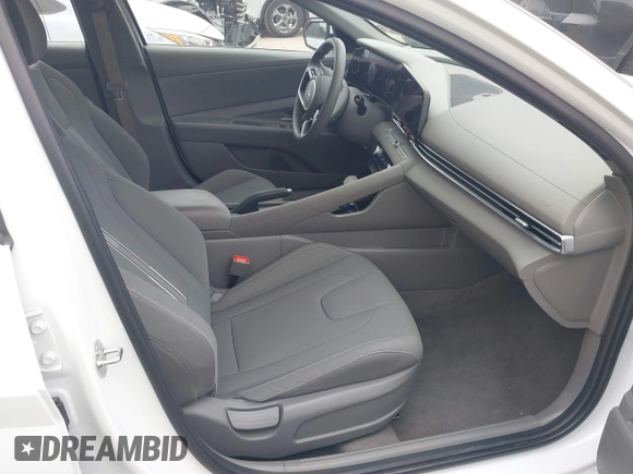 2024 Hyundai Elantra SEL z VIN KMHLM4DG2RU648103, wystawiony jako IAAI lot #42324953 z przebiegiem 32 625 mil mil oraz . Historia ofert i sprzedaży dostępna na DreamBid. Obrazek 5.