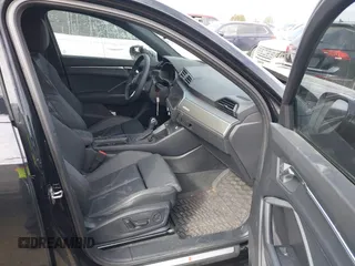 2024 Audi Q3 S line Premium Plus z VIN WA1EECF37R1154359, wystawiony jako IAAI lot #41617551 z przebiegiem 8377 mil mil oraz . Historia ofert i sprzedaży dostępna na DreamBid. Obrazek 5.