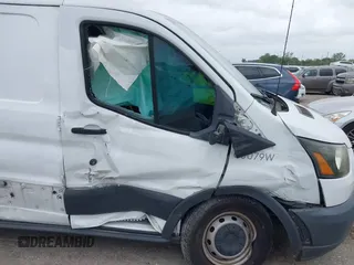 2016 Ford Transit Cargo z VIN 1FTYR1ZM5GKA09697, wystawiony jako IAAI lot #41929098 z przebiegiem 98 790 mil mil oraz . Historia ofert i sprzedaży dostępna na DreamBid. Obrazek 6.