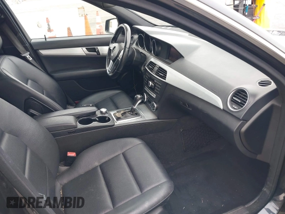 2013 Mercedes-Benz C 250 Sport z VIN WDDGF4HB6DA777055, wystawiony jako IAAI lot #42374146 z przebiegiem 122 060 mil mil oraz . Historia ofert i sprzedaży dostępna na DreamBid. Obrazek 5.