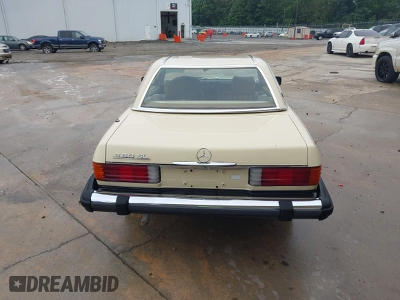 1983 Mercedes-Benz 380 SL z VIN WDBBA45A3DB021934, wystawiony jako IAAI lot #42355288 z przebiegiem 10 887 mil mil oraz . Historia ofert i sprzedaży dostępna na DreamBid. Obrazek 16.