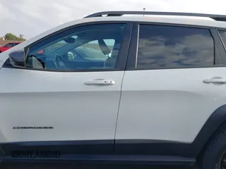 2019 Jeep Cherokee Trailhawk with VIN 1C4PJMBX0KD227083, listed as a IAAI auction lot 42120076 with 118,431 mi miles and . Bid and sale history available at DreamBid. Image 15.
