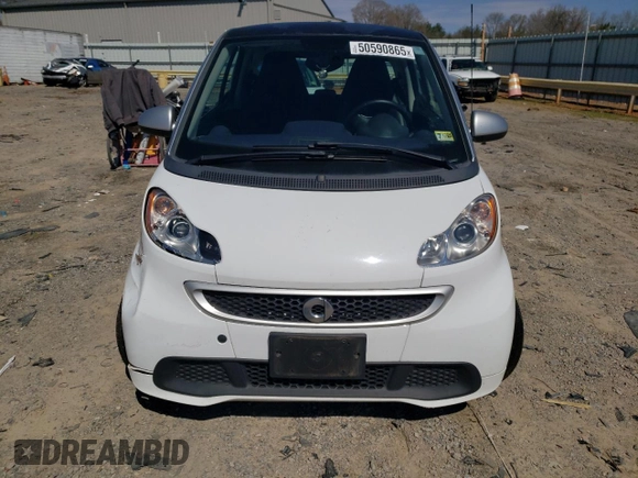 2015 Smart fortwo Passion z VIN WMEEJ3BA3FK809467, wystawiony jako Copart lot #50590865 z przebiegiem 83 821 mil mil oraz Szkody całkowita. Historia ofert i sprzedaży dostępna na DreamBid. Obrazek 5.