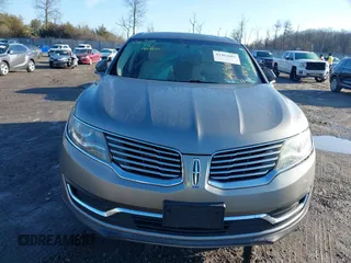 2017 Lincoln MKX Premiere z VIN 2LMPJ8JR3HBL43225, wystawiony jako IAAI lot #41463682 z przebiegiem 121 108 mil mil oraz . Historia ofert i sprzedaży dostępna na DreamBid. Obrazek 12.