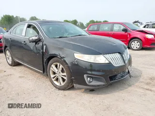 2009 Lincoln MKS z VIN 1LNHM93R19G611743, wystawiony jako IAAI lot #42399120 z przebiegiem 210 384 mil mil oraz . Historia ofert i sprzedaży dostępna na DreamBid. Obrazek 1.