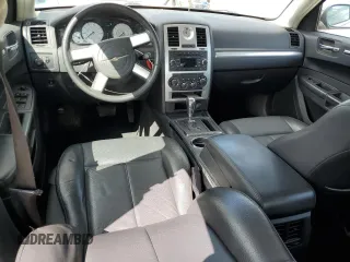2010 Chrysler 300 Touring z VIN 2C3CA5CV1AH241629, wystawiony jako Copart lot #54841465 z przebiegiem 57 238 mil mil oraz Szkoda całkowita • Salvage title. Historia ofert i sprzedaży dostępna na DreamBid. Obrazek 8.