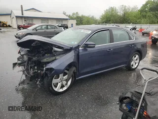 2013 Volkswagen Passat SE z VIN 1VWBP7A31DC002136, wystawiony jako Copart lot #56889325 z przebiegiem 85 489 mil mil oraz Szkoda całkowita • Salvage title. Historia ofert i sprzedaży dostępna na DreamBid. Obrazek 1.