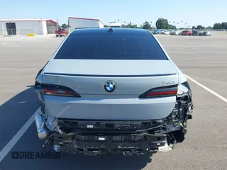 2023 BMW 7 Series 740i z VIN WBA23EH01PCM45774, wystawiony jako IAAI lot #42179372 z przebiegiem 12 033 mil mil oraz . Historia ofert i sprzedaży dostępna na DreamBid. Obrazek 17.