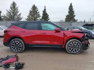 2024 Chevrolet Blazer RS z VIN 3GNKBKRS1RS219856, wystawiony jako IAAI lot #41646667 z przebiegiem 11 947 mil mil oraz . Historia ofert i sprzedaży dostępna na DreamBid. Obrazek 14.