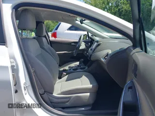 2017 Chevrolet Cruze LS z VIN 1G1BC5SM6H7257771, wystawiony jako IAAI lot #42211908 z przebiegiem 90 005 mil mil oraz . Historia ofert i sprzedaży dostępna na DreamBid. Obrazek 5.
