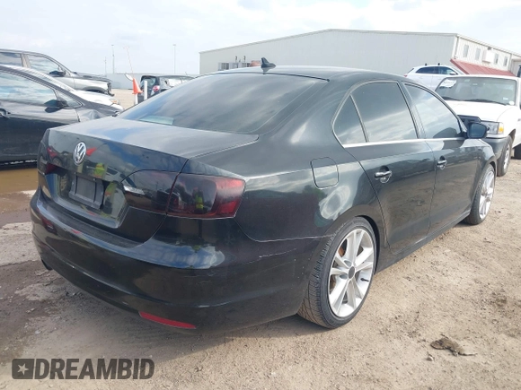 2014 Volkswagen Jetta Sedan SE w/Connectivity with VIN 3VWD07AJ5EM382349, listed as a IAAI auction lot 41533366 with 165,466 mi miles. Bid and sale history available at carsss.com. Image 4.