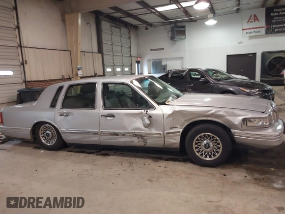 1997 Lincoln Town Car Executive z VIN 1LNLM81W0VY733723, wystawiony jako IAAI lot #41569359 z przebiegiem 104 356 mil mil oraz . Historia ofert i sprzedaży dostępna na DreamBid. Obrazek 13.