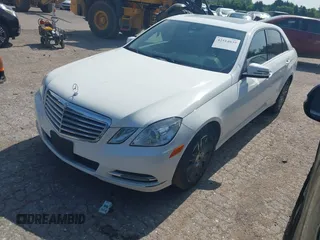 2013 Mercedes-Benz E 350 Luxury z VIN WDDHF5KB9DA733604, wystawiony jako IAAI lot #42514039 z przebiegiem 131 047 mil mil oraz . Historia ofert i sprzedaży dostępna na DreamBid. Obrazek 2.